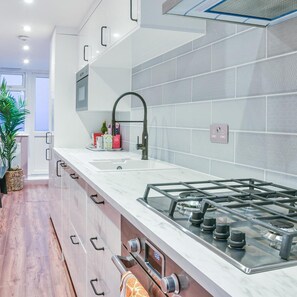 Kjøleskap, mikrobølgeovn, ovn og kokeplater