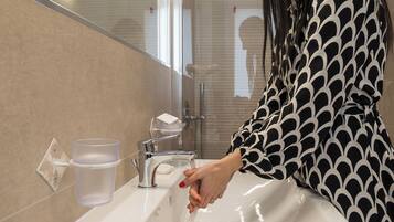 Dusche, Haartrockner, Bidet, Handtücher