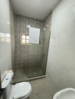Ducha, jabón, papel higiénico