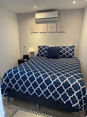 1 Schlafzimmer, Schreibtisch, Bügeleisen/Bügelbrett, Reisekinderbett