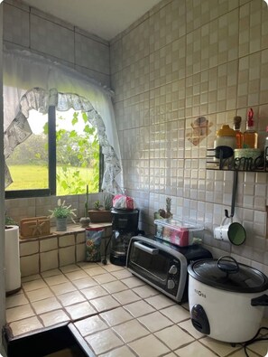 Frigorifero, microonde, piano cottura, macchina per tè/caffè