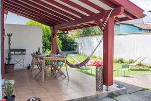 Outdoor dining - Maison Familiale, au Calme Avec Jardin (Biarritz)