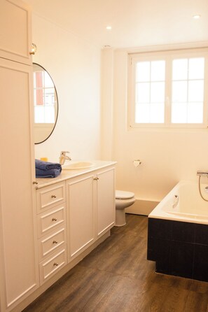 淋浴设施、吹风机、毛巾、卫生纸