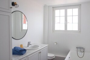 Dusche, Haartrockner, Handtücher, Toilettenpapier