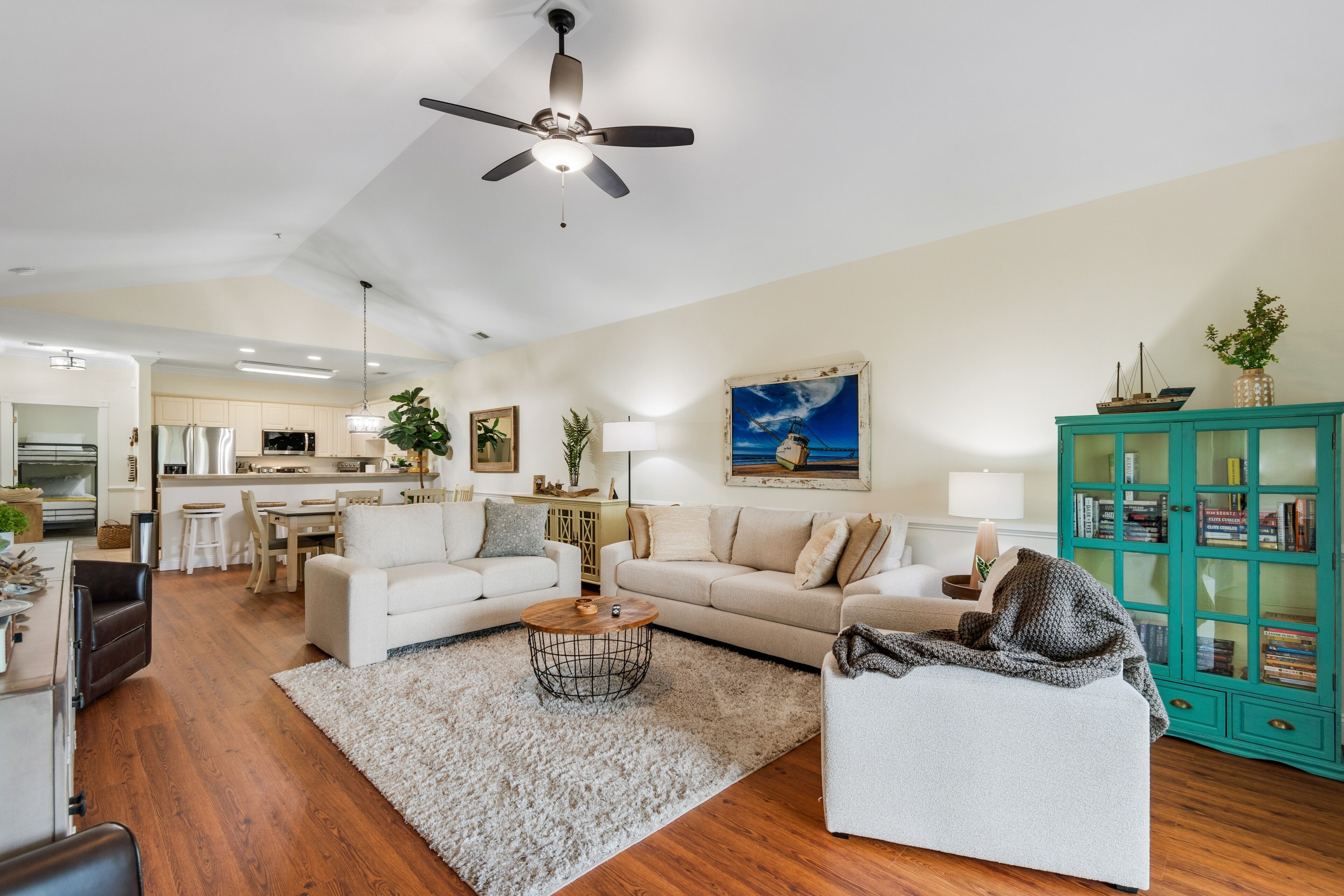 Smart TV, libros, biblioteca musical y oficina 