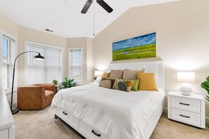 A bedroom with a bed, bedside tables, a floor lamp, and a painting on the wall. - Waterview Lux Golf 3 Bdrm- Pools- Broadway @ Beach (Myrtle Beach)