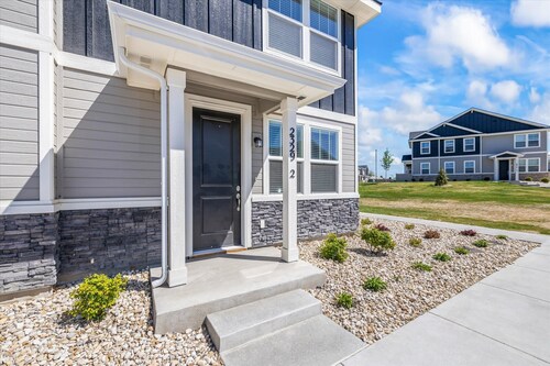 Quite and Cozy House with Pool access!