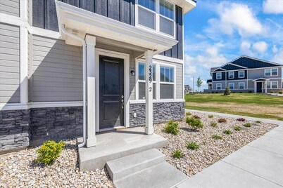 Quite and Cozy House with Pool access!