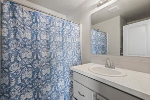 Douche, serviettes fournies, savon, papier de toilette