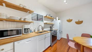 Coffee/tea maker, fridge, microwave, oven