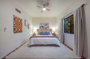 1 chambre, bureau, fer et planche à repasser, lit de bébé portatif
