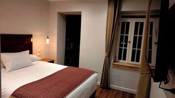 Kamer, balkon | Een kluis op de kamer, een bureau, een laptopwerkplek