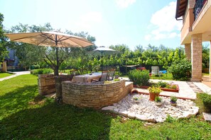 Outdoor dining - Holiday apartment with parking (Muntic)