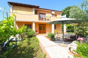 Outdoor dining - Holiday apartment with parking (Muntic)