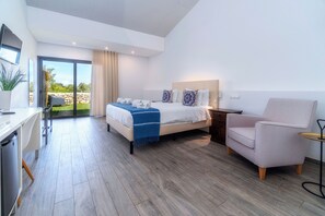 Dobbeltrom – standard | Safe på rommet, skrivebord for bærbar PC og blendingsgardiner