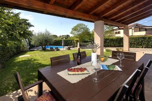 Outdoor dining - Holiday apartment with pool (Kosinožići)