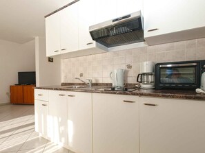 Køleskab, mikrobølgeovn, kogeplade, kaffe-/temaskine