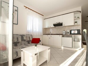 TV - Holiday apartment with parking (Poreč)