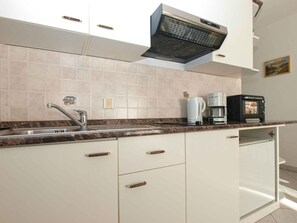 Fridge, microwave, oven, stovetop - Holiday apartment with parking (Poreč)