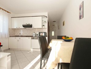 Fridge, microwave, oven, stovetop - Holiday apartment with parking (Poreč)