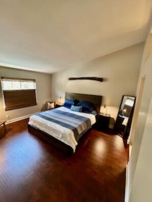 2 bedrooms, iron/ironing board, WiFi, bed sheets - Renovated Townhome - 10 Minutes to Laguna Beach (Aliso Viejo)