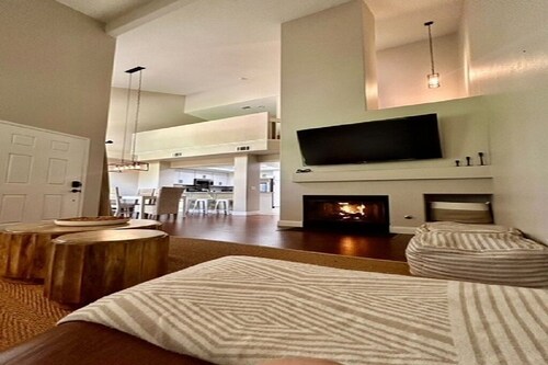 Renovated Townhome - 10 Minutes to Laguna Beach