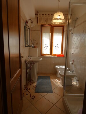 Toalettartikler (inkludert), hårføner, bidé og håndklær