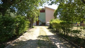 A pathway leading to a building with a staircase and a covered outdoor area. - Scappo in Umbria, Felicità 14a (Giove)