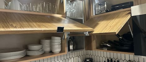 Frigorifero, microonde, forno, piano cottura