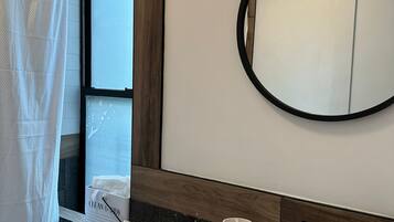 Sèche-cheveux, serviettes fournies, savon, papier toilette