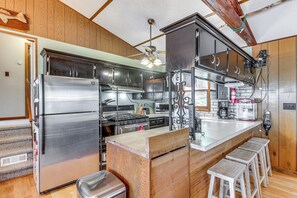 Réfrigérateur, micro-ondes, plaque de cuisson, cafetiÚre/bouilloire