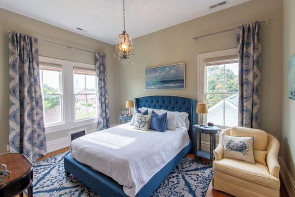 Suite Premium, 1 Tempat Tidur Queen, kamar mandi pribadi, pemandangan kota | 1 kamar tidur dan didekorasi berbeda-beda