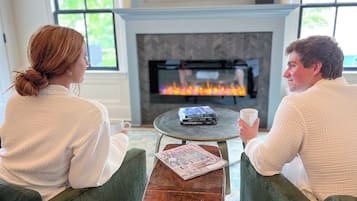 Luxury Cottage, 1 King Bed, Kitchen, Courtyard View | Living area