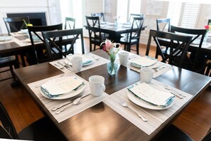 Petit déjeuner complet compris tous les jours