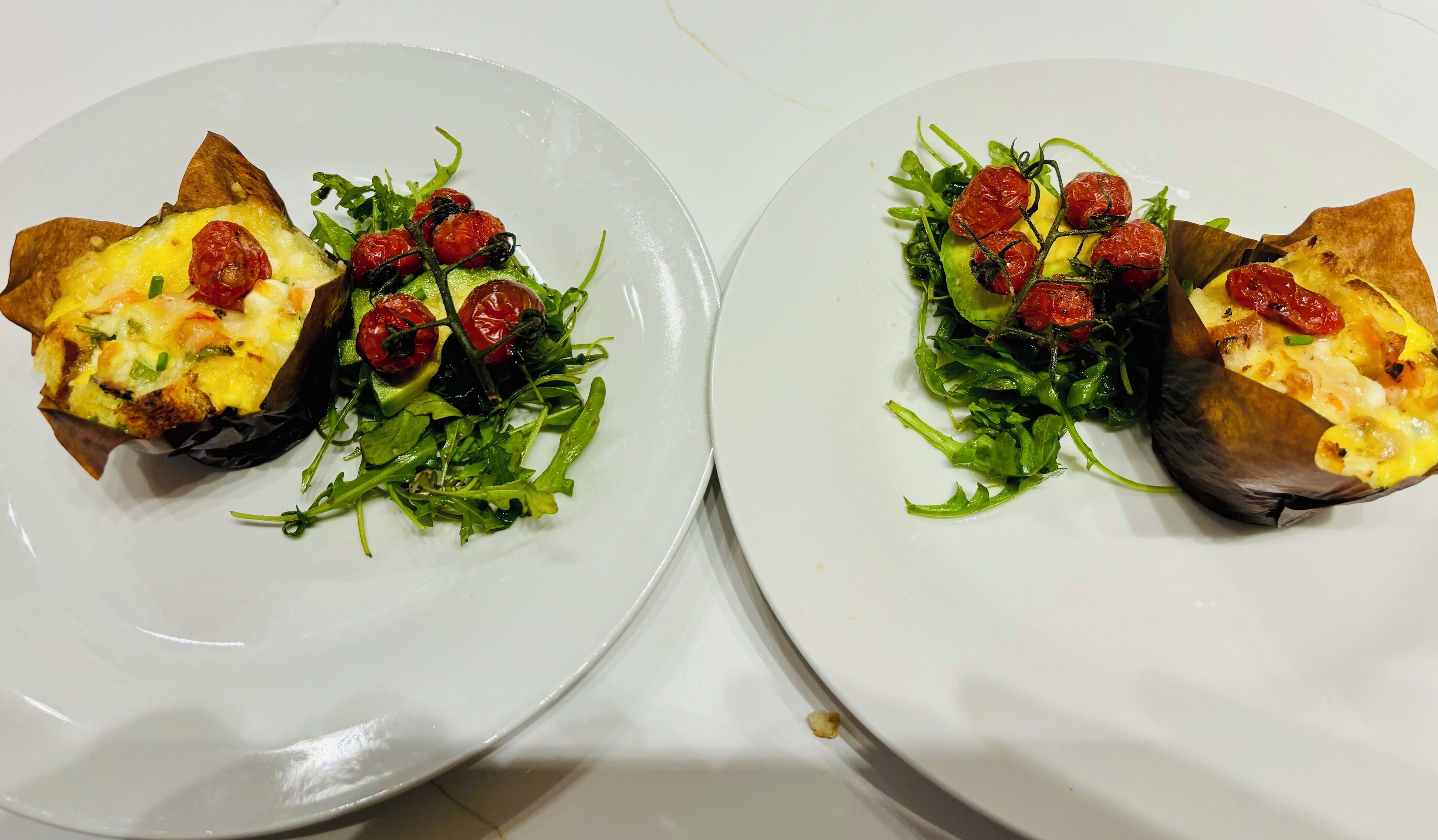 Dos platos de comida con un plato de huevo al horno y verduras.
