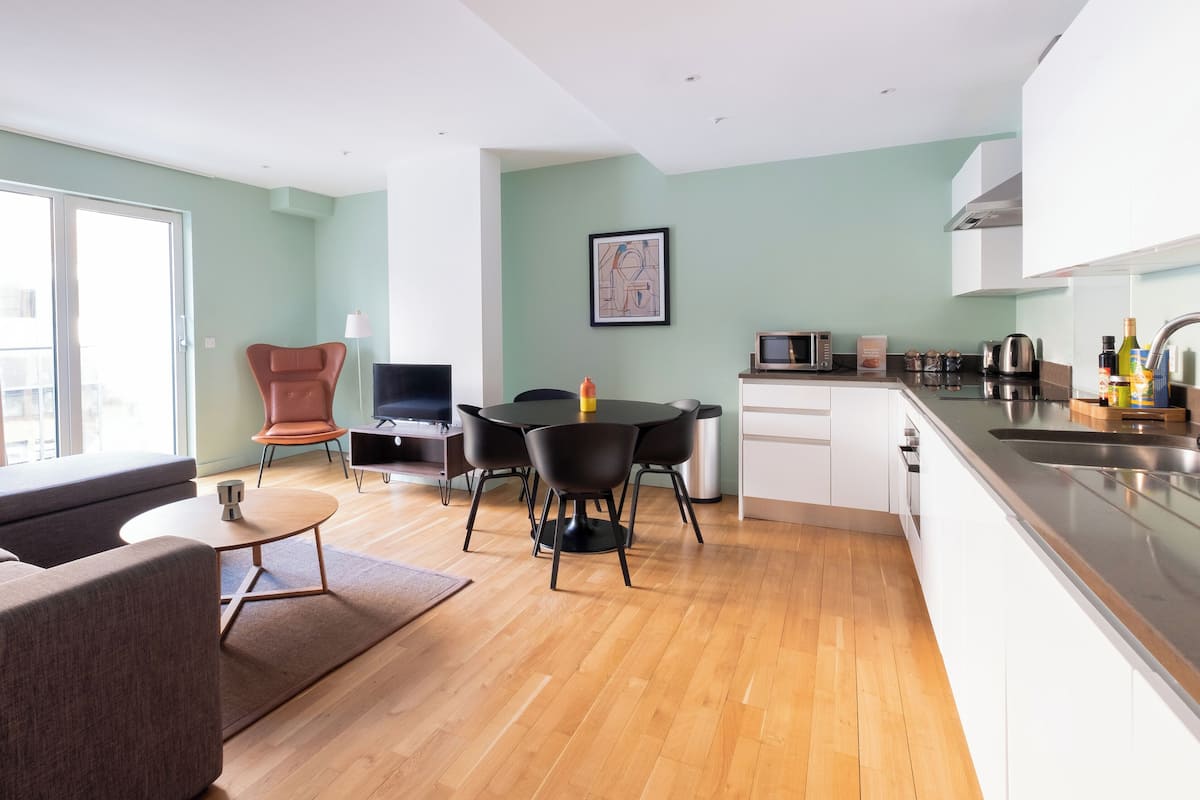Apartamento, 2 habitaciones | Zona de estar | Smart TV de 32 pulgadas con canales digitales