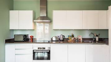 Apartment, 1 Bedroom | Private kitchen | Full-size fridge, microwave, oven, stovetop