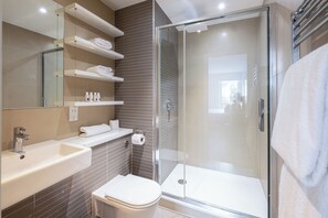 Appartement, 3 chambres | Salle de bain | Ensemble baignoire-douche, articles de toilette (gratuits)