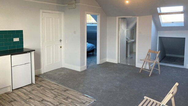 Un appartement moderne et compact, doté d’une kitchenette, d’une salle de bain et d’une chambre en mezzanine.