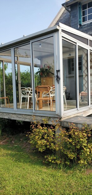 Outdoor dining - Spacieuse Maison de Famille Dans le Cadre Magnifique de la Cote de Granit Rose (Perros-Guirec)