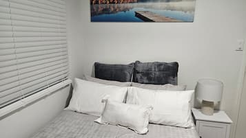 3 habitaciones, tabla de planchar con plancha y cuna de viaje
