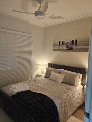 3 habitaciones, tabla de planchar con plancha y cuna de viaje