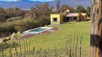 Una piscina al aire libre de temporada