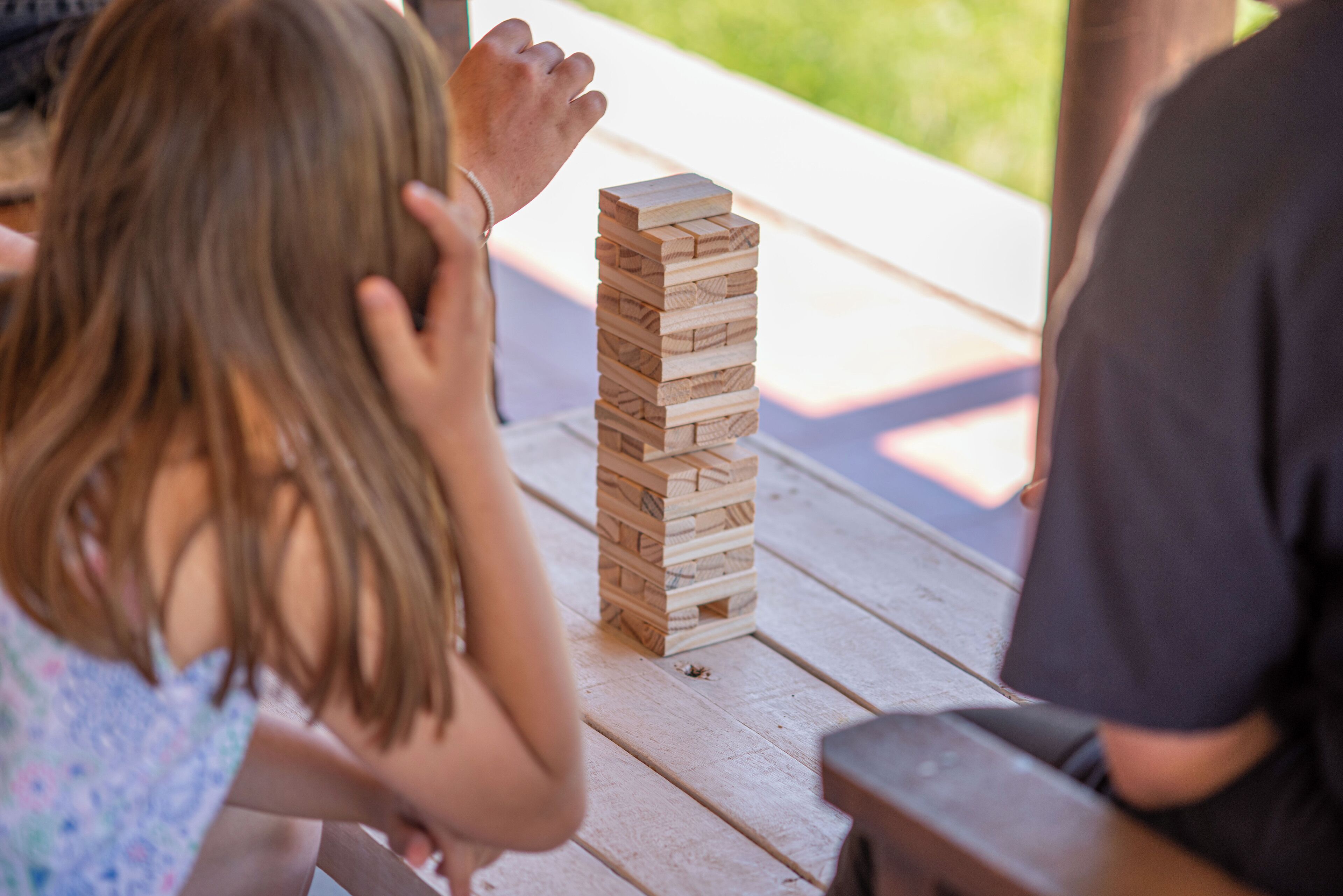Un jeu de construction en bois sur une table en bois.