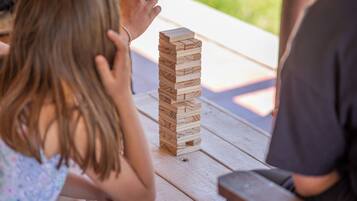 Un jeu de construction en bois sur une table en bois.
