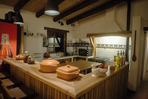Une cuisine dotée de plans de travail en bois, d’une cuisinière et de divers appareils de cuisine.