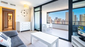 Ein modernes Apartment mit Balkon, Essbereich und Wohnzimmer.