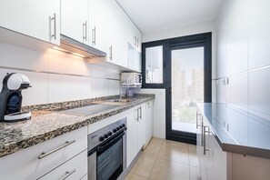 Frigorífico, microondas, horno y placa de cocina