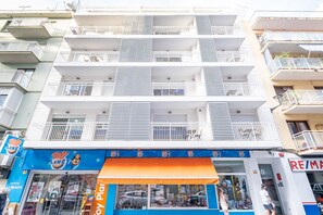 Een meerhoog gebouw met een Toy Planet winkel op de begane grond.
