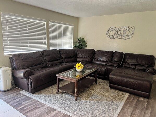 Living area - Peaceful 2bed/1bath condo with parking (Fresno)